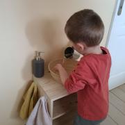 Se laver les mains en toute autonomie grâce à un meuble fait maison d'inspiration Montessori