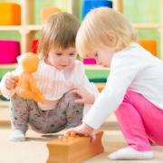 enfants jouants en EAJE