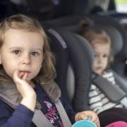 Enfants transportés par une assistante maternelle