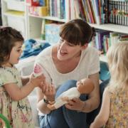 enfant et assistante maternelle