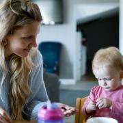 Assistante maternelle : un métier qui a du sens malgré le manque de reconnaissance