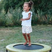 Le trampoline, nettement moins dangereux à la maison  que dans les parcs 