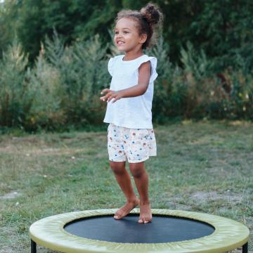 Le trampoline, nettement moins dangereux à la maison  que dans les parcs 