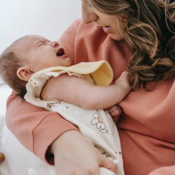 L’odeur de leur mère rendrait les bébés plus « sociables »