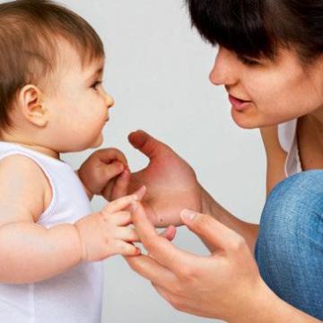 Stimuler le langage du tout-petit.